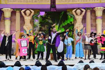 La XIII Gala de la Integración viste el escenario del Carnaval de La Tierra con el desfile de sus participantes/Lpcarnaval.